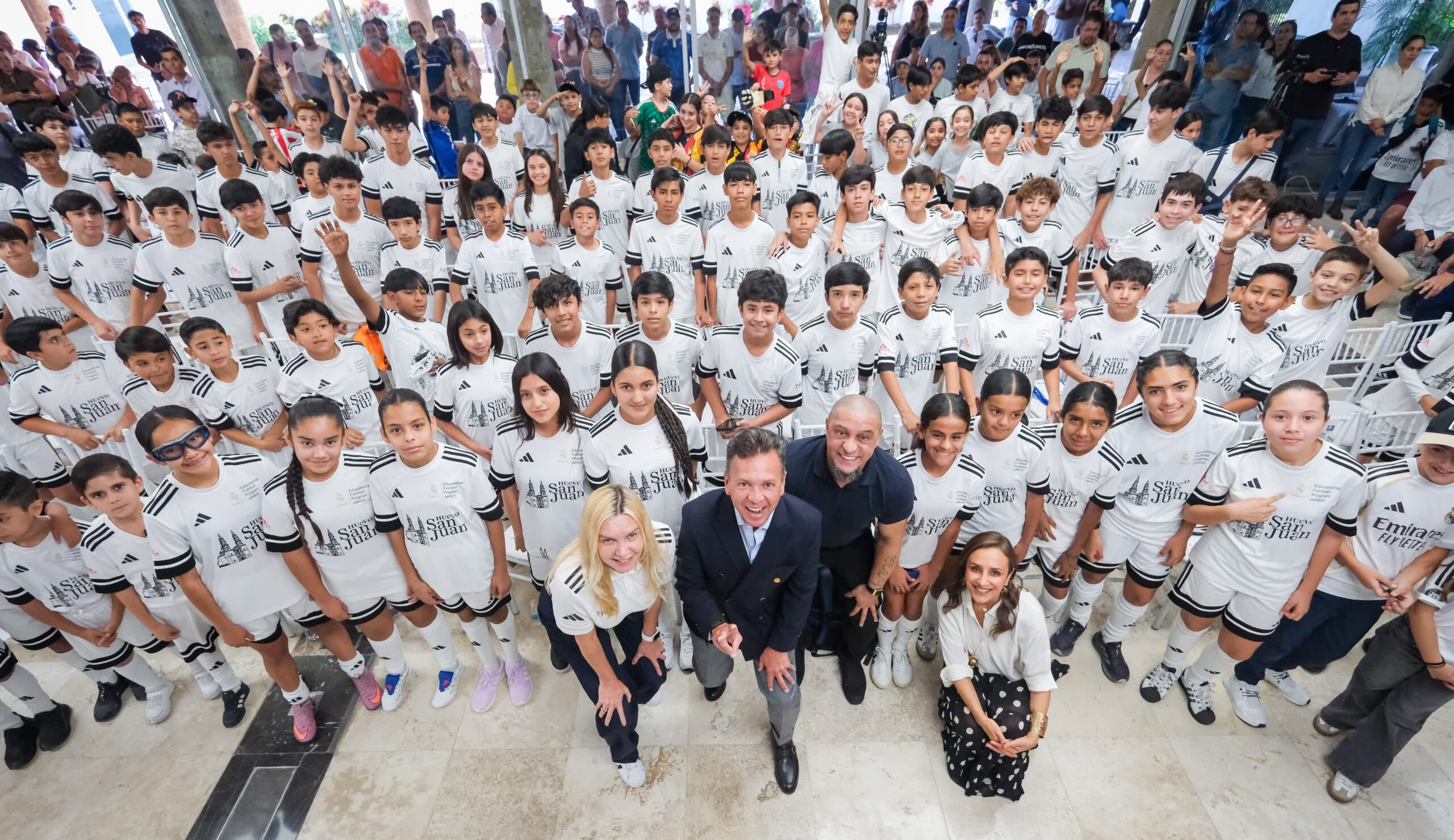 Participa Pablo Lemus Navarro, Gobernador de Jalisco, en convivencia del exfutbolista Roberto Carlos con niñas y niños del Educational Football Program de la Fundación Real Madrid